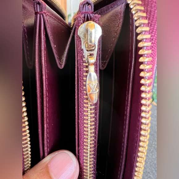 Louis Vuitton Round Zipper Vernis - Picture 7 of 13